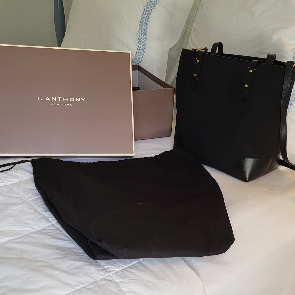⚜️NEW! $300. T. ANTHONY Black Tote W/ Handles & Crossbody Strap BOX & BAG - Picture 2 of 15
